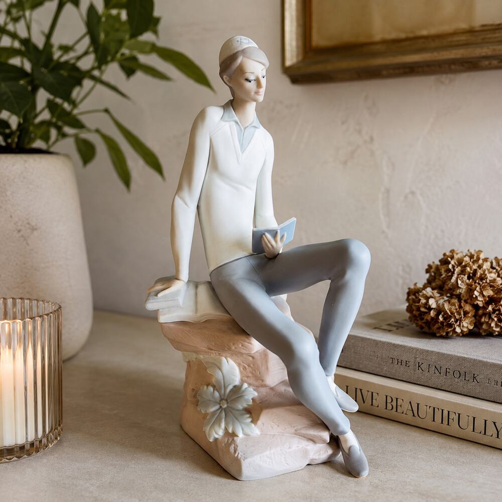 Lladro #4684 Hebrew Student Reading Book Judaica Figurine Retired